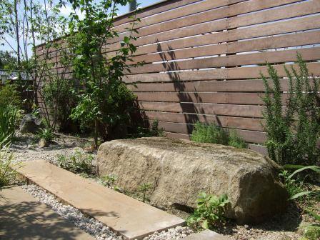造園・外構・エクステリア施工例　雑木と木曽石とハードウッドの板貼りフェンス　恵那市